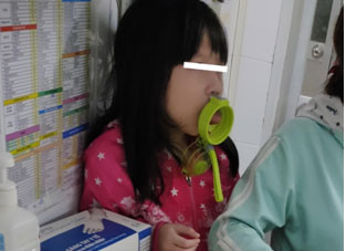 Tai nạn hy hữu: Bé gái 7 tuổi mắc kẹt lưỡi vào bình uống nước