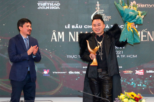 Ca sĩ Tùng Dương thắng lớn tại giải thưởng Âm nhạc Cống hiến 2021