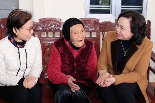 Đồng chí Ngô Thị Thanh Hằng thăm, tặng quà gia đình chính sách tại thị xã Sơn Tây