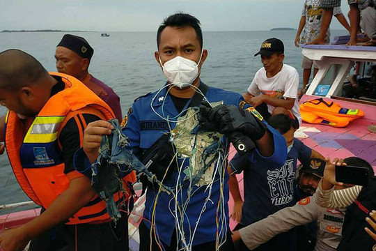 Indonesia: Phát hiện máng trượt khẩn cấp và nhiều mảnh vỡ nghi thuộc máy bay gặp nạn