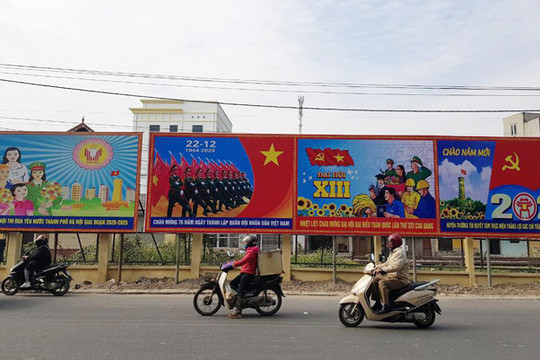 Hà Nội: Rực rỡ cờ, băng rôn chào mừng Đại hội XIII của Đảng