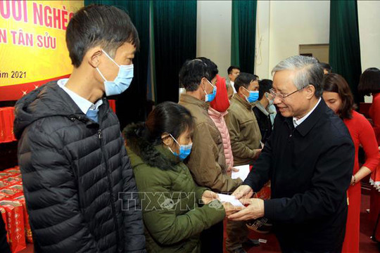 Thường trực Ban Bí thư Trần Quốc Vượng tặng quà hộ nghèo tại Thái Bình