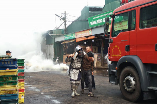 Diễn tập phương án phòng cháy, chữa cháy tại chợ Long Biên