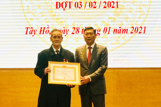 Tổ chức trao tặng Huy hiệu Đảng cho 695 đảng viên