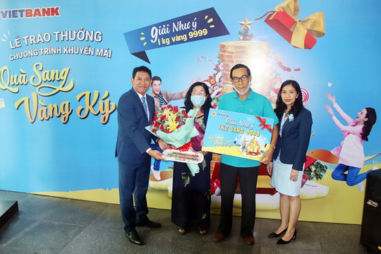 Vietbank trao giải 1kg vàng cho khách hàng trúng giải đặc biệt ''Quà sang - Vàng ký''