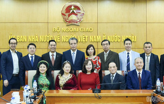 Trao thư và quà của Thủ tướng Chính phủ Nguyễn Xuân Phúc tặng kiều bào tiêu biểu