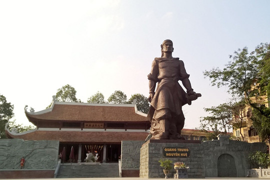 Thủ tướng Nguyễn Xuân Phúc dâng hương tưởng nhớ Hoàng đế Quang Trung - Nguyễn Huệ