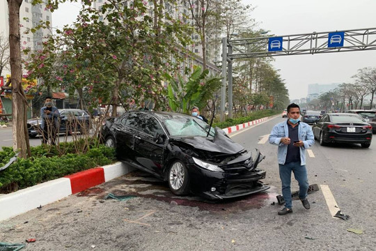 Tai nạn ô tô liên hoàn trên đường Võ Chí Công