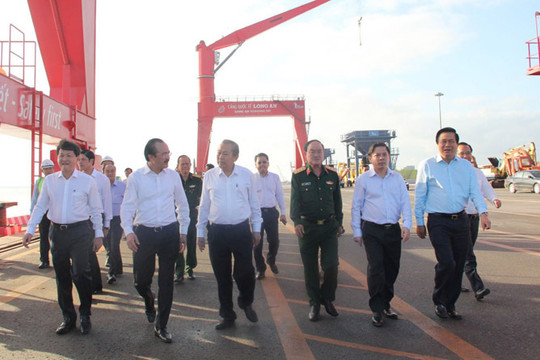 Phó Thủ tướng Thường trực Chính phủ Trương Hòa Bình thăm Cảng quốc tế Long An