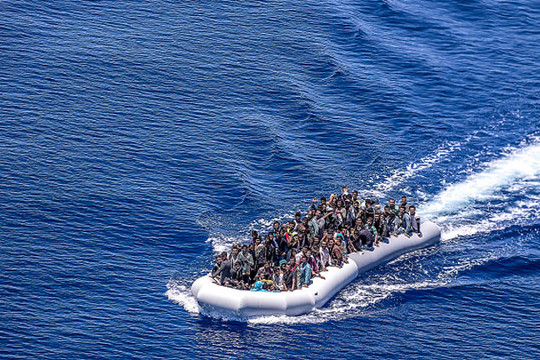 Giải cứu hàng trăm người di cư trái phép ngoài khơi Libya