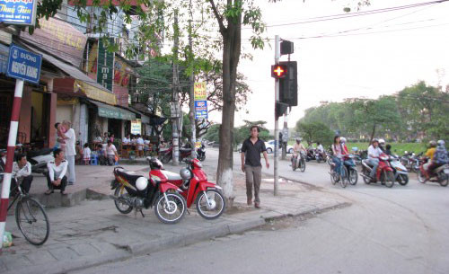 Rào chắn một phần đường Láng, đường Nguyễn Khang xây cầu Yên Hòa