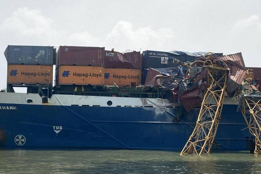 Chưa phát hiện hư hỏng cầu Phước Khánh sau vụ tàu container đâm gãy cẩu tháp