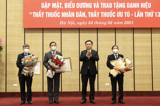 Hà Nội: 46 cá nhân được trao tặng danh hiệu ''Thầy thuốc nhân dân'', ''Thầy thuốc ưu tú''