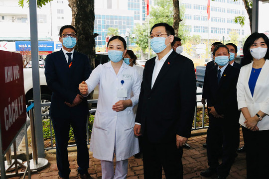 Bí thư Thành ủy Vương Đình Huệ kiểm tra công tác phòng, chống dịch tại Bệnh viện Thanh Nhàn