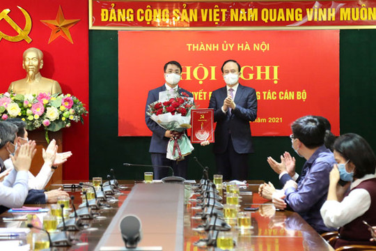 Hai đồng chí Thành ủy viên Nguyễn Doãn Hoàn, Lê Minh Đức nhận nhiệm vụ mới