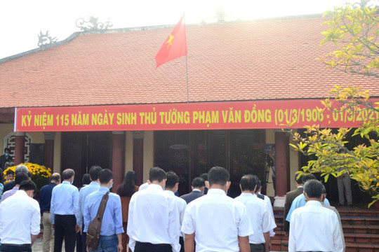 Dâng hương kỷ niệm 115 năm Ngày sinh Thủ tướng Phạm Văn Đồng