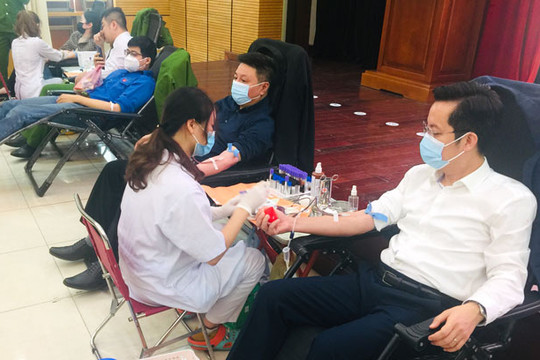 Hàng trăm thanh niên quận Hoàn Kiếm tham gia hiến máu tình nguyện