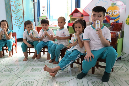 Sữa học đường tỉnh Bến Tre: Học sinh khỏe, thầy cô vui