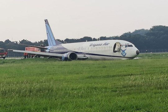 Máy bay Boeing 737 của Indonesia trượt khỏi đường băng, lao xuống đồng cỏ