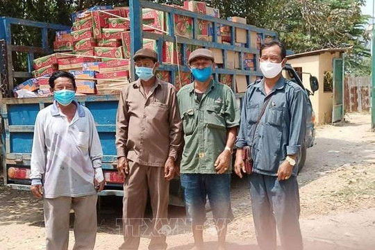 Tiếp tục cứu trợ cộng đồng người Việt gặp khó khăn do dịch Covid-19 ở Campuchia