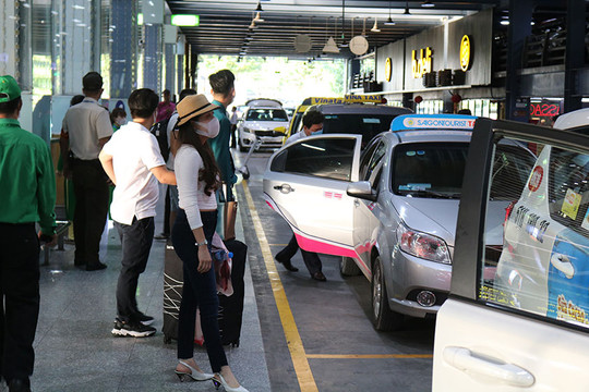 Tháng 4, sân bay Tân Sơn Nhất mở thêm làn cho xe taxi công nghệ