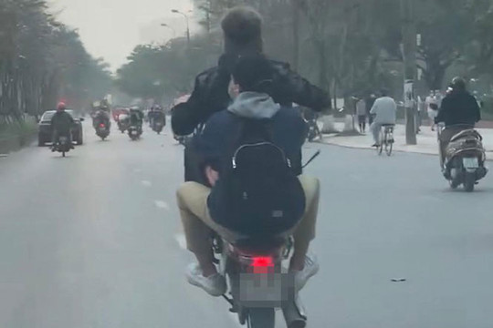 Xử phạt 4,25 triệu đồng đối với hai nam thanh niên “bốc đầu” xe máy trên phố Tân Mai