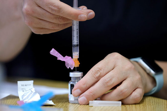 Các hãng dược phẩm nỗ lực thực hiện thỏa thuận cung cấp vắc xin ngừa Covid-19