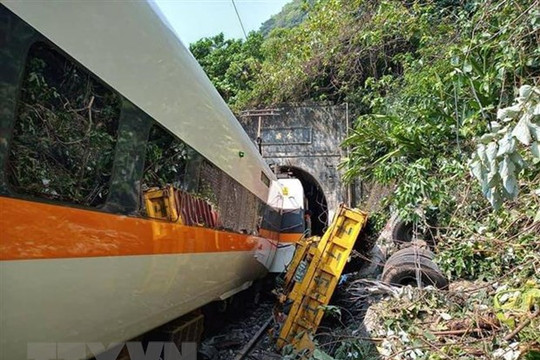 Bắt đầu tháo dỡ các toa tàu trong vụ tai nạn thảm khốc ở Đài Loan (Trung Quốc)