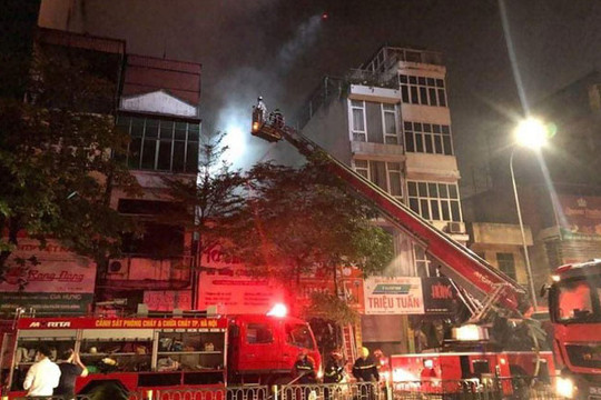 Hà Nội: Tìm kiếm nạn nhân vụ cháy cửa hàng trong đêm ở phố Tôn Đức Thắng