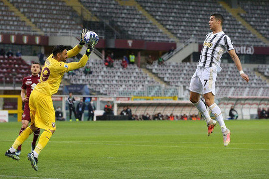 Ronaldo và đồng đội giương cờ trắng ở Serie A