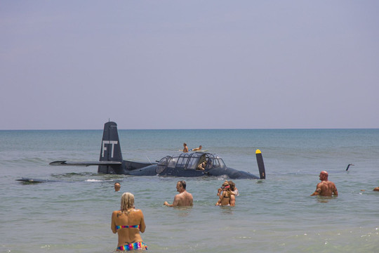 Máy bay đáp khẩn cấp xuống biển, phi công may mắn thoát nạn