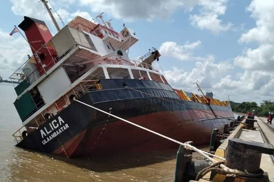 Khẩn trương cứu hộ tàu container bị nghiêng tại cảng Hiệp Phước