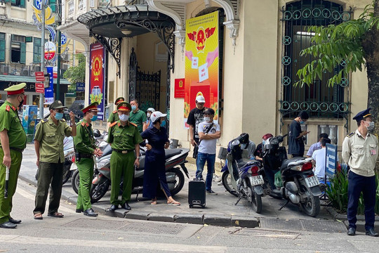 Quận Hoàn Kiếm xử phạt 21 trường hợp không đeo khẩu trang trong một ngày