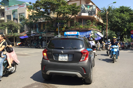 Hà Nội yêu cầu xử lý nghiêm tình trạng taxi ngoại tỉnh “lách luật”
