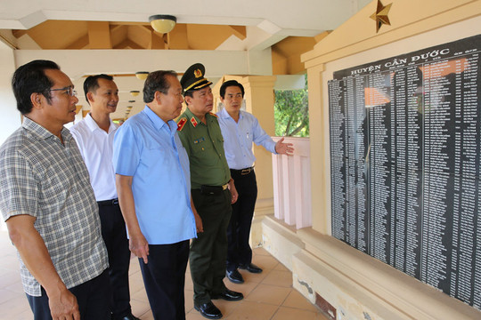 Phó Thủ tướng Thường trực Chính phủ thắp hương tưởng niệm tại Khu di tích lịch sử cách mạng tỉnh Long An