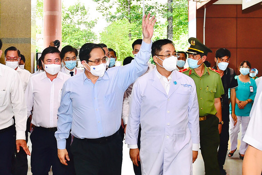 Thủ tướng Phạm Minh Chính động viên đội ngũ y, bác sĩ ở tuyến đầu chống dịch