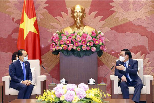 Chủ tịch Quốc hội Vương Đình Huệ tiếp Đại sứ Campuchia
