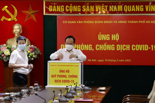 Văn phòng Đoàn đại biểu Quốc hội và HĐND thành phố Hà Nội ủng hộ Quỹ phòng, chống dịch Covid-19