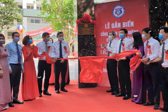 Gắn biển 2 công trình trường học chào mừng 60 năm Ngày thành lập quận Ba Đình