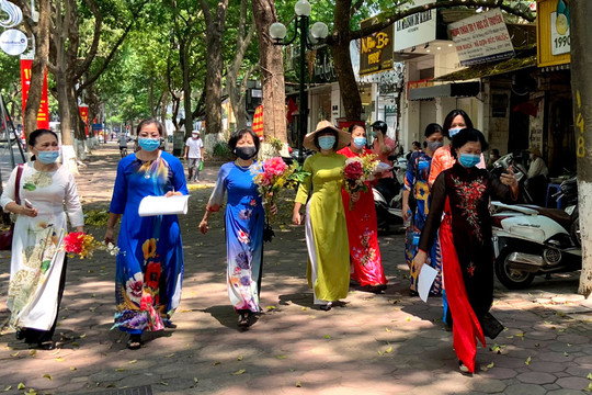 Phụ nữ Ba Đình mặc áo dài xuống phố, tuyên truyền bầu cử