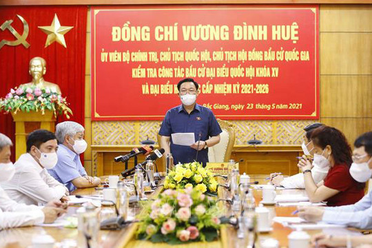 Chủ tịch Quốc hội Vương Đình Huệ kiểm tra công tác bầu cử tại Bắc Giang