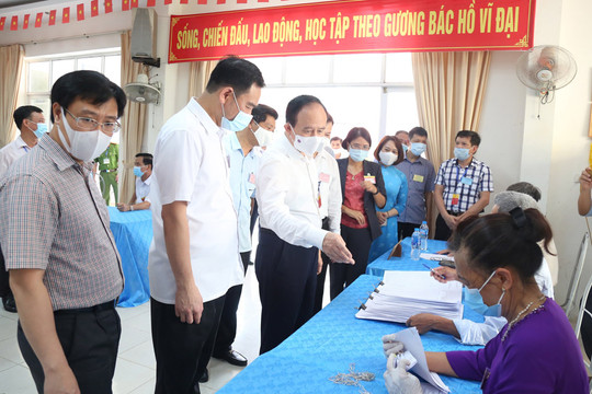 Chủ tịch Ủy ban Bầu cử thành phố Nguyễn Ngọc Tuấn kiểm tra công tác bầu cử tại Thường Tín