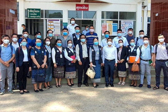 Chuyên gia y tế Việt Nam hỗ trợ kiểm soát hiệu quả dịch Covid-19 tại Lào