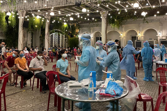 Bộ Y tế đề nghị Hà Nội hỗ trợ 20 đội cấp cứu thường trực điểm tiêm vắc xin ở Bắc Giang
