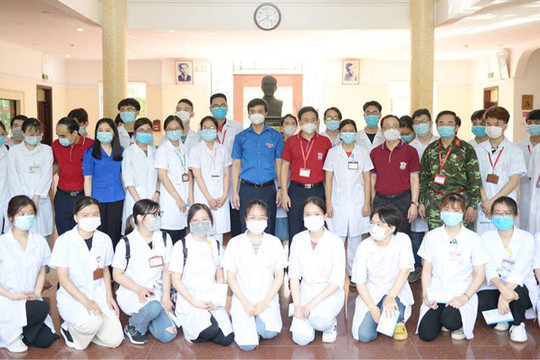 Cán bộ, sinh viên Trường Đại học Y Hà Nội tiếp tục chi viện cho vùng tâm dịch