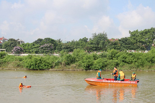 Huyện Quốc Oai: Thực hành phòng, chống thiên tai, tìm kiếm cứu nạn trên sông