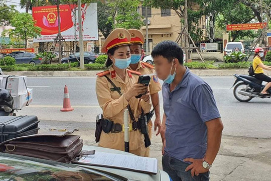 Hà Nội: Tăng cường nữ cảnh sát giao thông kiểm tra vi phạm nồng độ cồn