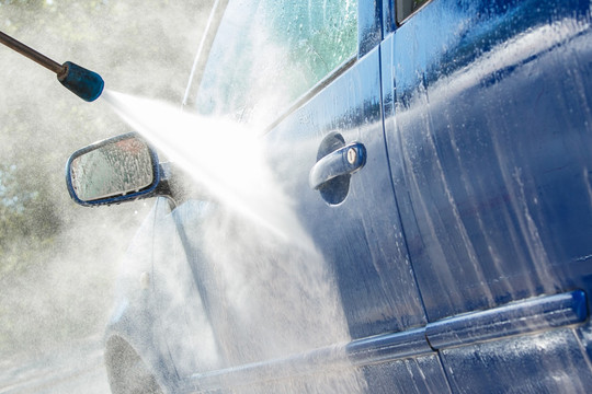 Những ''sát thủ thầm lặng'' gây hại ô tô khi rửa xe trong mùa hè