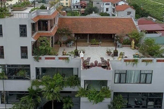 Khám phá căn nhà cổ ''nằm'' trên nóc ngôi nhà 5 tầng ở Hà Nội