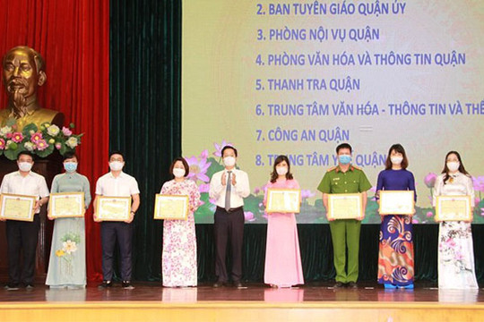 Quận Hoàn Kiếm khen thưởng tập thể, cá nhân góp phần tổ chức thành công cuộc bầu cử